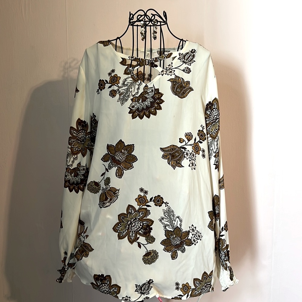Maurice’s cream color dress shirt. Size L